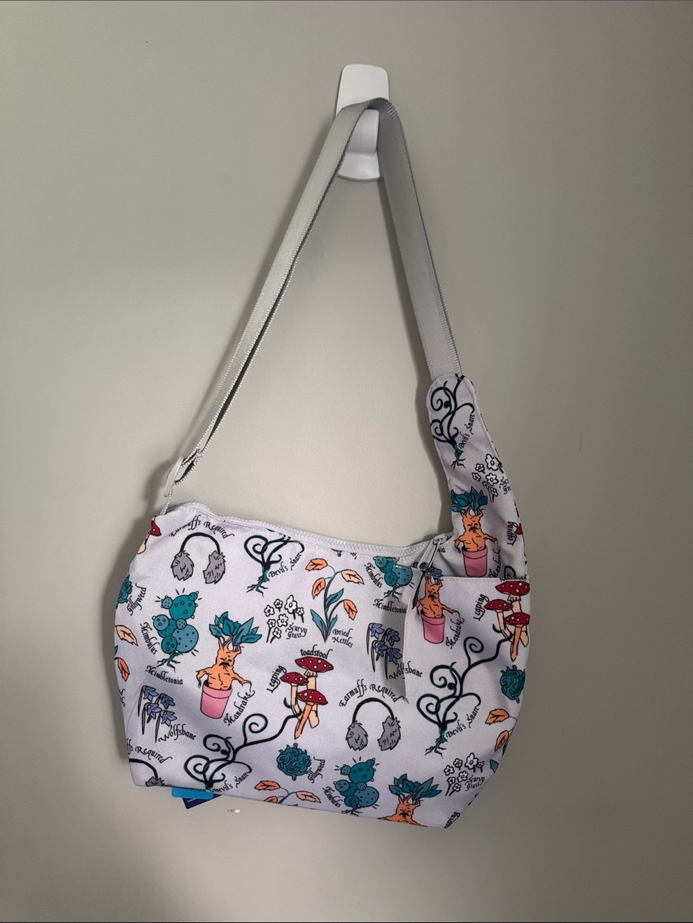 Vera Bradley White Harry Potter Printed Shoulder Bag with Colorful Motifs - Picture 4 of 5